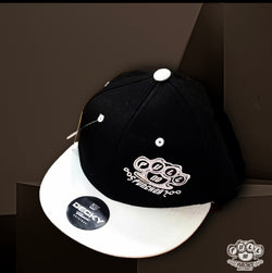 FLAT BRIM SNAP BACK W/EMBROIDERED LOGO